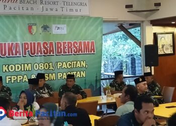 Suasana buka puasa bersama Kodim 0801/Pacitan dengan media dan LSM di Parai Beach Resort Teleng Ria, Minggu (1/2/2026), sebagai upaya memperkuat sinergi dan kebersamaan di Kabupaten Pacitan. (Foto: Sunardi/beritapacitan.com)