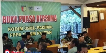Suasana buka puasa bersama Kodim 0801/Pacitan dengan media dan LSM di Parai Beach Resort Teleng Ria, Minggu (1/2/2026), sebagai upaya memperkuat sinergi dan kebersamaan di Kabupaten Pacitan. (Foto: Sunardi/beritapacitan.com)