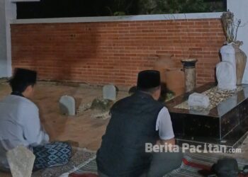 Dua peziarah memanjatkan doa di salah satu kompleks makam tokoh agama di Pacitan, Selasa (3/3/2026). (Foto: Sunardi / Beritapacitan.com).