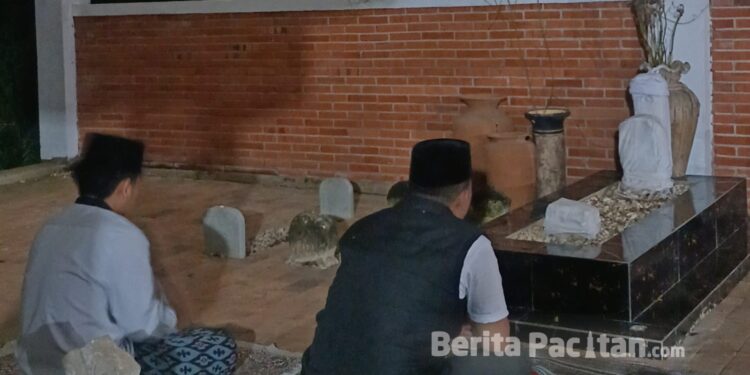 Dua peziarah memanjatkan doa di salah satu kompleks makam tokoh agama di Pacitan, Selasa (3/3/2026). (Foto: Sunardi / Beritapacitan.com).