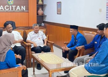 PMII dan Sekda membahas berbagai isu strategis daerah serta memperkuat sinergi mahasiswa dan pemerintah dalam mendorong pembangunan yang responsif dan berkelanjutan. (Foto : Dok. PMII Pacitan).