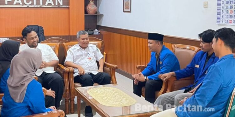 PMII dan Sekda membahas berbagai isu strategis daerah serta memperkuat sinergi mahasiswa dan pemerintah dalam mendorong pembangunan yang responsif dan berkelanjutan. (Foto : Dok. PMII Pacitan).