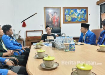 Pengurus Pergerakan Mahasiswa Islam Indonesia (PMII) Kabupaten Pacitan melakukan audiensi dan silaturahim dengan Ketua DPRD Pacitan, Arif Setia Budi, di ruang kerja DPRD Pacitan, Jumat (6/3/2026). (Foto : Dok. PMII Pacitan)