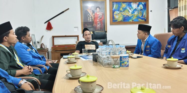 Pengurus Pergerakan Mahasiswa Islam Indonesia (PMII) Kabupaten Pacitan melakukan audiensi dan silaturahim dengan Ketua DPRD Pacitan, Arif Setia Budi, di ruang kerja DPRD Pacitan, Jumat (6/3/2026). (Foto : Dok. PMII Pacitan)