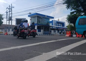 Pengendara melintas di depan Pos pelayanan satu Polres Pacitan, Selasa (10/3/2026).
