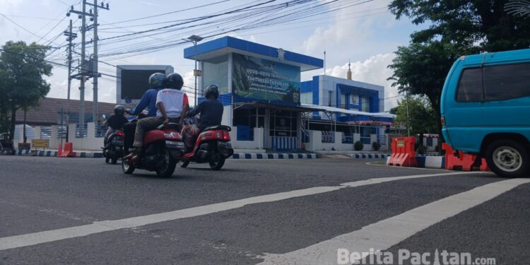 Pengendara melintas di depan Pos pelayanan satu Polres Pacitan, Selasa (10/3/2026).