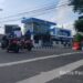 Pengendara melintas di depan Pos pelayanan satu Polres Pacitan, Selasa (10/3/2026).