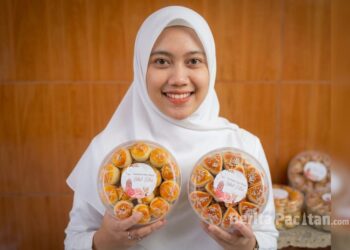 Aulia menunjukkan kue kering hasil produksi rumahan yang mulai banyak dipesan masyarakat menjelang Hari Raya Idulfitri. (Foto : Sunardi/Berita Pacitan).