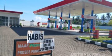 Sejumlah pompa BBM di salah satu SPBU di Kabupaten Pacitan tidak beroperasi setelah stok bahan bakar habis, Kamis 12/3/2026. (Foto : Sunardi/Beritapacitan.com)