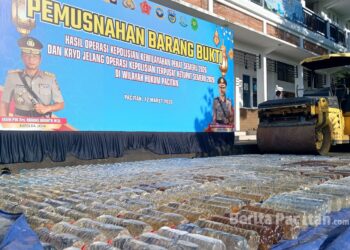 Ratusan Miras Jowo/Ciu di musnahkan di halaman pendopo Kabupaten Pacitan oleh Polres Pacitan. (Foto: Sunardi/Berita Pacitan).