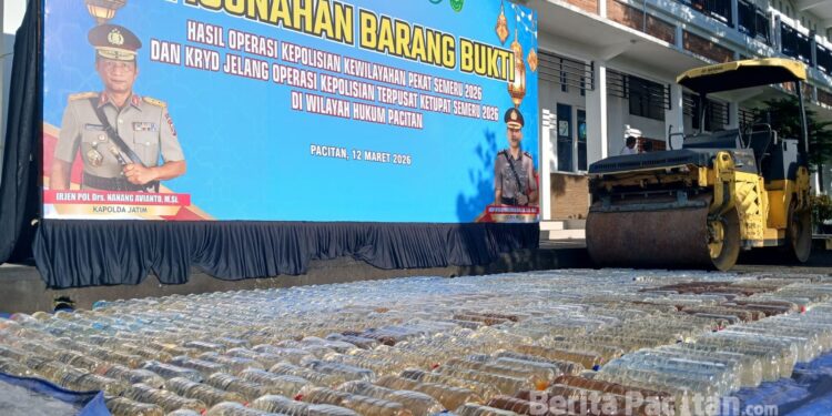 Ratusan Miras Jowo/Ciu di musnahkan di halaman pendopo Kabupaten Pacitan oleh Polres Pacitan. (Foto: Sunardi/Berita Pacitan).