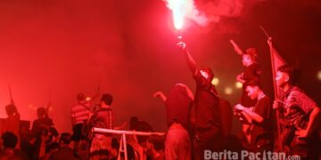 Suasana ronthek gugah sahur di Pacitan dipadati penonton pada dini hari. Asap flare menambah dramatis kemeriahan arak-arakan kelompok ronthek yang memadati jalanan. (Foto: Sunardi / Berita Pacitan).