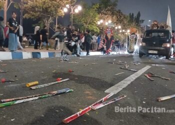 Sisa kembang api, plastik jajanan, dan botol minuman berserakan di jalan usai kegiatan Ronthek Gugah Sahur di Pacitan. (Foto: Sunardi/Beritapacitan.com).