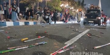 Sisa kembang api, plastik jajanan, dan botol minuman berserakan di jalan usai kegiatan Ronthek Gugah Sahur di Pacitan. (Foto: Sunardi/Beritapacitan.com).