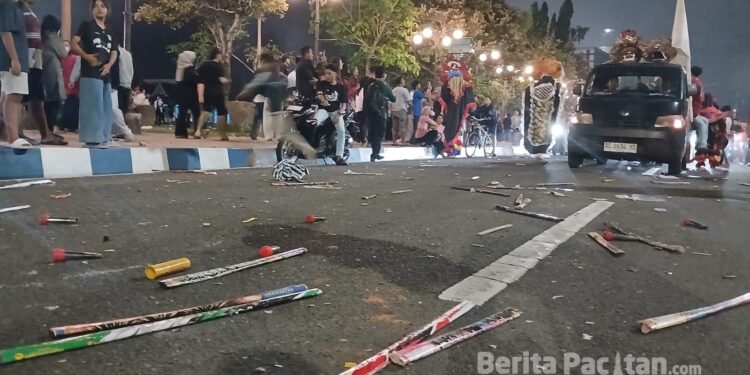 Sisa kembang api, plastik jajanan, dan botol minuman berserakan di jalan usai kegiatan Ronthek Gugah Sahur di Pacitan. (Foto: Sunardi/Beritapacitan.com).