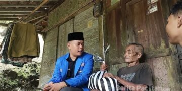 Kader PMII Pacitan menyerahkan bantuan kepada Ponijan (76), warga Desa Plubungan, Kecamatan Kebonagung, yang hidup sebatang kara di rumah sederhana. (Foto : Dok. Pmii Pacitan).