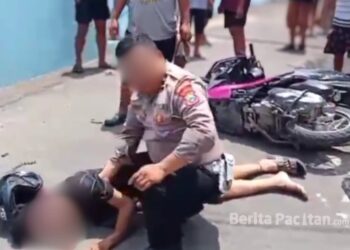 Korban terjatuh usai diduga terlibat kejar-kejaran dengan petugas kepolisian sebelum akhirnya dinyatakan meninggal dunia di tempat. Rabu (25/3/2026).(Foto: Sunardi/Beritapacitan.com).