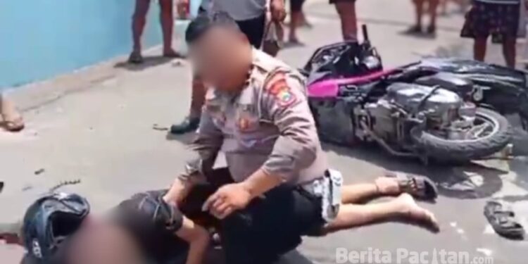 Korban terjatuh usai diduga terlibat kejar-kejaran dengan petugas kepolisian sebelum akhirnya dinyatakan meninggal dunia di tempat. Rabu (25/3/2026).(Foto: Sunardi/Beritapacitan.com).