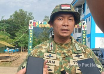 Komandan Yonif TP 934 Satria Buana Yudha (SBY), Mayor Inf Dr. Dian Nurhuda, memberikan keterangan kepada awak media terkait kegiatan Jumat Bersih bersama Forkopimda di Pacitan, Jumat (27/3/2026). (Foto: Sunardi / Beritapacitan.com)