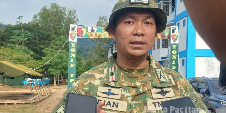 Komandan Yonif TP 934 Satria Buana Yudha (SBY), Mayor Inf Dr. Dian Nurhuda, memberikan keterangan kepada awak media terkait kegiatan Jumat Bersih bersama Forkopimda di Pacitan, Jumat (27/3/2026). (Foto: Sunardi / Beritapacitan.com)