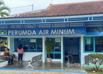 Perumda Air Minum Pacitan memastikan pasokan air masih aman, sembari menyiapkan strategi distribusi jika kemarau panjang terjadi. (Foto: Sunardi/BeritaPacitan.com)