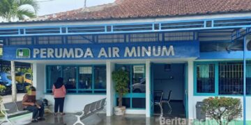 Perumda Air Minum Pacitan memastikan pasokan air masih aman, sembari menyiapkan strategi distribusi jika kemarau panjang terjadi. (Foto: Sunardi/BeritaPacitan.com)