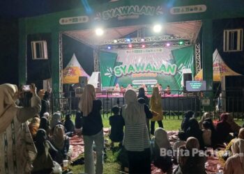 Suasana panggung utama Syawalan Fest yang ramai dikerumuni penonton. (Foto: Sunardi/Berita Pacitan)