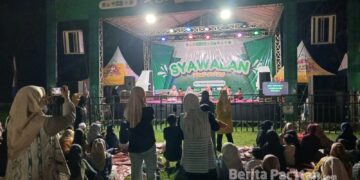 Suasana panggung utama Syawalan Fest yang ramai dikerumuni penonton. (Foto: Sunardi/Berita Pacitan)