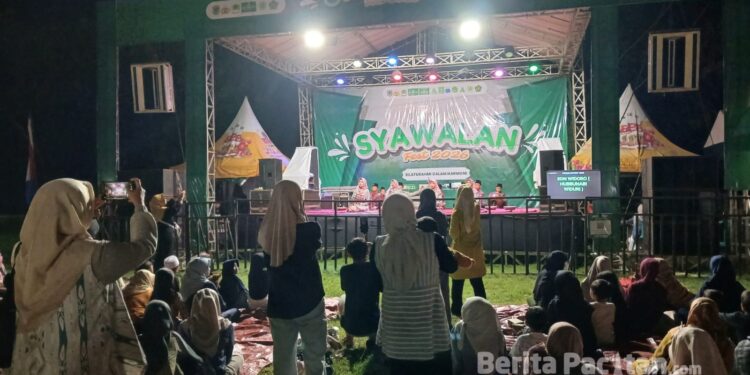Suasana panggung utama Syawalan Fest yang ramai dikerumuni penonton. (Foto: Sunardi/Berita Pacitan)