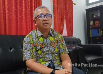 Kepala Dinas Perkimtan Pacitan, Heru Tunggul, saat memberikan keterangan terkait capaian program 3 juta rumah yang hingga kini baru satu yang memenuhi indikator BPHTB dan PBG di Pacitan, Kamis (16/4/2026). (Foto: Sunardi/Beritapacitan.com)