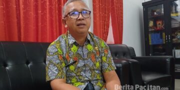 Kepala Dinas Perkimtan Pacitan, Heru Tunggul, saat memberikan keterangan terkait capaian program 3 juta rumah yang hingga kini baru satu yang memenuhi indikator BPHTB dan PBG di Pacitan, Kamis (16/4/2026). (Foto: Sunardi/Beritapacitan.com)