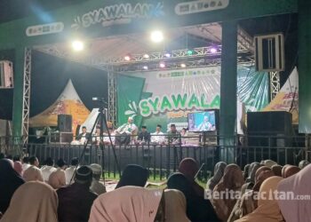 Suasana khidmat pengajian Syawalan Fest 2026 di Pacitan, saat mubaligh Achmad Syaifudin Zuhri, Sabtu malam (18/4/2026). (Foto: Sunardi / Beritapacitan.com).