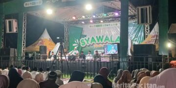 Suasana khidmat pengajian Syawalan Fest 2026 di Pacitan, saat mubaligh Achmad Syaifudin Zuhri, Sabtu malam (18/4/2026). (Foto: Sunardi / Beritapacitan.com).