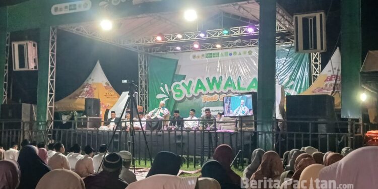 Suasana khidmat pengajian Syawalan Fest 2026 di Pacitan, saat mubaligh Achmad Syaifudin Zuhri, Sabtu malam (18/4/2026). (Foto: Sunardi / Beritapacitan.com).