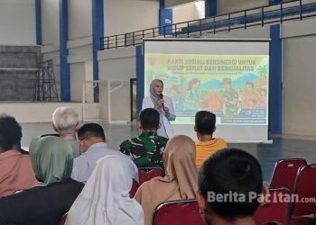 Kegiatan penyuluhan kesehatan oleh dokter dari UNS di Acara Cek Kesehatan Gratis yang digelar oleh Yonif TP 934 SBY di GOR Pacitan, Minggu, 19 April 2026. (Foto: Sunardi/Berita Pacitan)