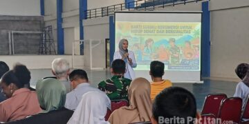 Kegiatan penyuluhan kesehatan oleh dokter dari UNS di Acara Cek Kesehatan Gratis yang digelar oleh Yonif TP 934 SBY di GOR Pacitan, Minggu, 19 April 2026. (Foto: Sunardi/Berita Pacitan)