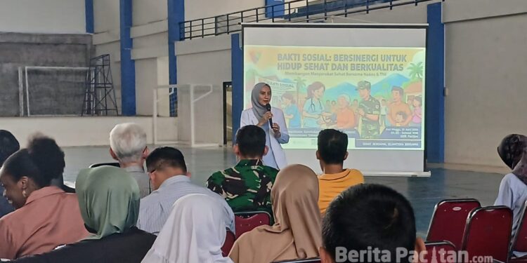 Kegiatan penyuluhan kesehatan oleh dokter dari UNS di Acara Cek Kesehatan Gratis yang digelar oleh Yonif TP 934 SBY di GOR Pacitan, Minggu, 19 April 2026. (Foto: Sunardi/Berita Pacitan)