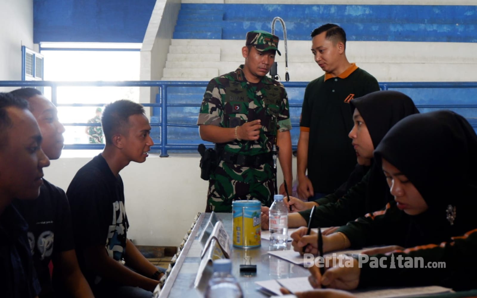 Komandan Yonif TP 934, Mayor Inf Dr. Dian Nurhuda saat meninjau kegiatan cek kesehatan gratis di GOR Pacitan, Minggu, 19 April 2026.