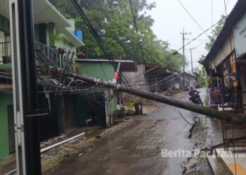 Tiang listrik roboh dan menimpa rumah warga di kawasan Pasar Gayam, Desa Sidomulyo, Kecamatan Kebonagung, Pacitan, Rabu (22/4/2026).(Foto: Warga for Beritapacitan.com)