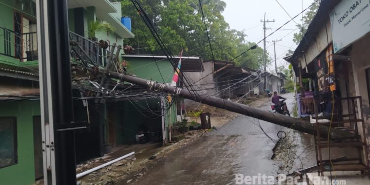 Tiang listrik roboh dan menimpa rumah warga di kawasan Pasar Gayam, Desa Sidomulyo, Kecamatan Kebonagung, Pacitan, Rabu (22/4/2026).(Foto: Warga for Beritapacitan.com)