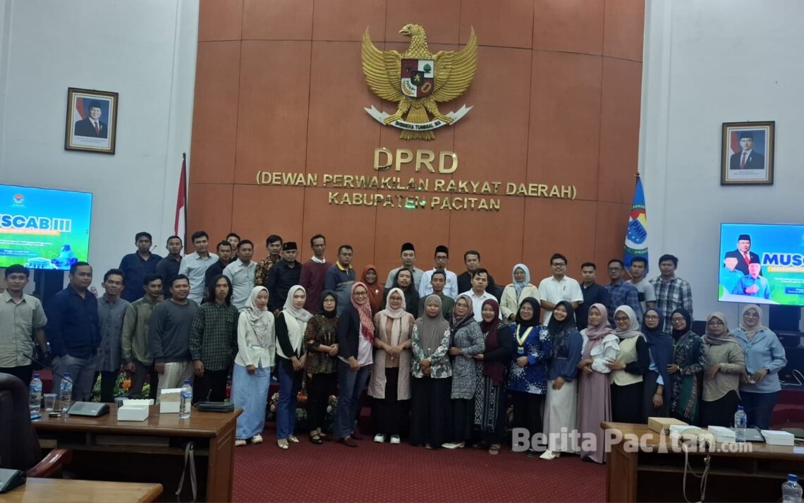Puluhan alumni lintas generasi berfoto bersama usai pelaksanaan Muscab III IKA PMII Pacitan di Gedung DPRD Pacitan, yang menetapkan kepemimpinan baru untuk periode 2026–2031.(Foto: Sunardi/Beritapacitan.com)