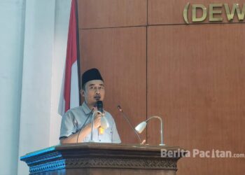 Agus Salim memberikan sambutan usai ditetapkan sebagai Ketua IKA PMII Pacitan periode 2026–2031 dalam Muscab-III di Gedung DPRD Pacitan, Minggu (26/4/2026). (Foto: Yusuf Arifa'i for Beritapacitan.com)