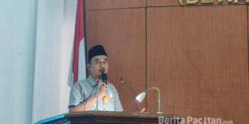 Agus Salim memberikan sambutan usai ditetapkan sebagai Ketua IKA PMII Pacitan periode 2026–2031 dalam Muscab-III di Gedung DPRD Pacitan, Minggu (26/4/2026). (Foto: Yusuf Arifa'i for Beritapacitan.com)