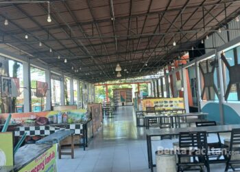 Sepi aktivitas di Shelter PLUT Pacitan. Dari puluhan lapak yang tersedia, hanya segelintir pedagang yang bertahan, sementara pengunjung nyaris tak terlihat. Di tengah kondisi ini, target PAD justru diklaim tetap terpenuhi.(Foto: Sunardi/Beritapacitan.com).