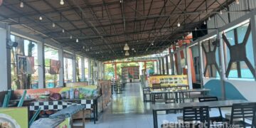 Sepi aktivitas di Shelter PLUT Pacitan. Dari puluhan lapak yang tersedia, hanya segelintir pedagang yang bertahan, sementara pengunjung nyaris tak terlihat. Di tengah kondisi ini, target PAD justru diklaim tetap terpenuhi.(Foto: Sunardi/Beritapacitan.com).