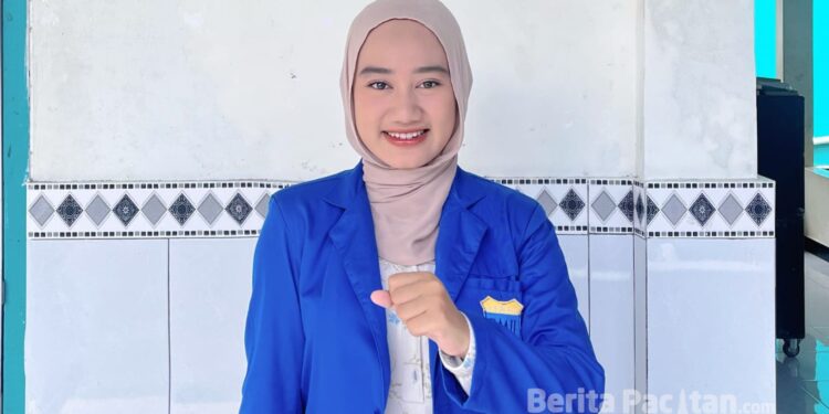 Naila Salsabila, kader PMII Komisariat STKIP PGRI Pacitan, sukses mengharumkan nama daerah dengan meraih Juara 1 lomba microteaching tingkat nasional yang digelar UIN Sunan Kudus. (Foto : Sunardi/Beritapacitan.com).