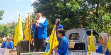 Ketua PC PMII Pacitan saat menyampaikan orasi, menuntut keadilan dan kesejahteraan bagi guru madrasah yang hingga kini masih terpinggirkan.(foto : PMII for Berita Pacitan).