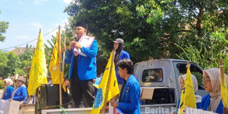 Ketua PC PMII Pacitan saat menyampaikan orasi, menuntut keadilan dan kesejahteraan bagi guru madrasah yang hingga kini masih terpinggirkan.(foto : PMII for Berita Pacitan).