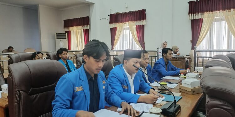 Suasana RDP di DPRD Pacitan, PMII mendesak pemerintah agar memperhatikan nasib guru madrasah. (Foto: PMII for Berita Pacitan)