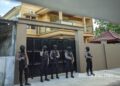 Tim KPK melakukan penggeledahan di rumah milik pengusaha asal Pacitan, Citra Margaretha, di Desa Bangunsari, terkait penyidikan kasus dugaan korupsi di Kabupaten Ponorogo. (Foto: Sunardi/Beritapacitan.com).